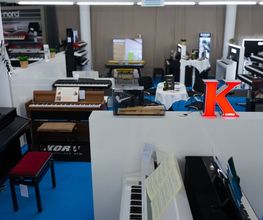 Die große Homepianoausstellung hat alle wichtigen Modelle der namenhaften Hersteller zum Vergleichen und Ausprobieren im Showroom im Norden Berlins zu stehen!