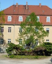 Im Schloss Deutsch-Paulsdorf gibt es einen Andachtsraum für Trauerfeiern.