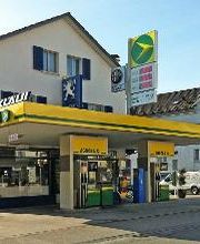 AGROLA Tankstelle in Eschenbach, St. Gallen. Bei Autogarage mit Peugeot und Alfa Romeo Logo. Tankstelle mit zwei Tanksäulen.