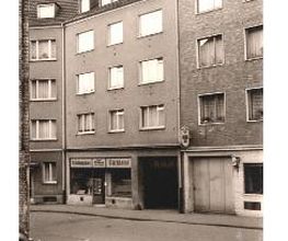 Haupthaus an der Straße um 1950-1956