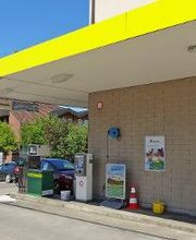 AGROLA Tankstelle in Berikon, Aargau, an Hausecke, eine Tanksäule mit Zahlterminal daneben Werbeschild, überdacht