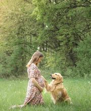 Kara Elizabeth Photography Schwangerschaftsfotografie in München – werdende Mutter im Grünen mit Hund. Liebevolle Erinnerungen, die Verbundenheit und Natur zeigen.