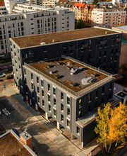 Drohnensicht auf das Stayurban Nürnberg und dessen Dachterrasse.
