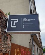 LIFE PERFORMANCE TRAINING | Personal Training Nürnberg - Frontale Perspektive auf ein Studioschild in Nürnberg als visuelle Orientierung für Personal Training, Krafttraining mit Coach und Training im privaten Studio.