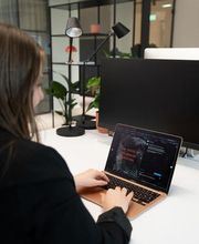 BUZZINTALENTS ist eine renommierte Influencer-Agentur aus Stuttgart, die sich darauf spezialisiert hat, Marken und Menschen zusammenzubringen und herausragende Influencer-Kampagnen zu entwickeln. Als Full-Service Influencer Agentur platzieren wir Marken, Produkte und Botschaften in perfekte Inszenierung und erreichen damit Deinen individuellen Zielkunden: effektiv, zielorientiert und in professionellster Umsetzung.