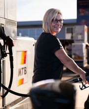Frau tankt an MTB-Tankstelle