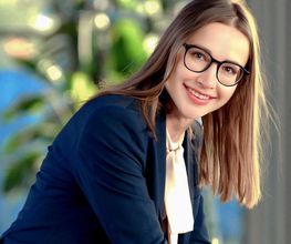Business-Mitarbeiterin am Arbeitsplatz