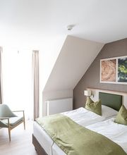 Schlafzimmer im Schilfdorf Maisonette Apartment mit Terasse und Balkon im BEECH Resort Plauer See
