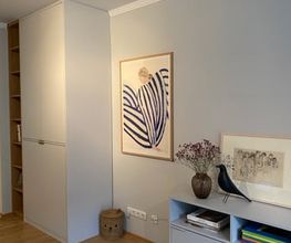 Kennst du das Gefühl, wenn es in deinem Zuhause einfach an Stauraum fehlt? Oft sind es ungenutzte Nischen, verwinkelte Ecken oder Dachschrägen, die Potenzial für mehr bieten, aber herkömmliche Möbel passen einfach nicht. Genau hier kommen unsere maßgeschneiderten Lösungen ins Spiel! Bei diesem Kundenprojekt haben wir den vorhandenen Platz optimal genutzt. Durch durchdachtes Design und hochwertige Verarbeitung entstand Stauraum, wo zuvor keiner war. Ob Schuhe, Jacken oder sogar der Staubsauger – jetzt hat alles seinen festen Platz. Die dekorativen Holzelemente sorgen für eine besondere Optik und verleihen dem Raum Individualität und Charakter.