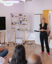 Seminar- oder Workshop-Situation mit Präsentation und Visualisierung bei Martina Grigoleit – Graphic Recording in Lübeck.
