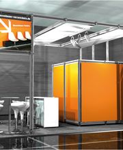 Modularer Messestand mit System. Lager- und Küchenkabine, Empfangstehke und Grafiksegel für Fernwirkung mit Logo. Beleuchtung und Deckenelemente. Copyright: Dein Messestand