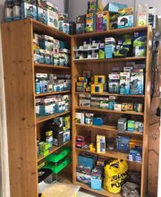 Das Regal mit Filter und Filtermaterial