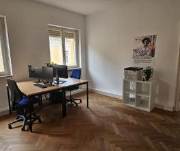 geräumiger Schulungsraum mit zwei PC-Arbeitsplätzen.
