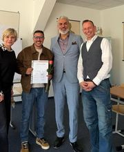 Aushändigung der Urkunde nach erfolgreichem Abschluss des Anpassungslehrgangs für internationale Pflegekräfte bei CareLend Bildungsgesellschaft mbH.