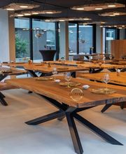 Tische aus massivem Holz wie Eiche, Nussbaum, Pappel, Esche, Quercus robur und gefärbte Eiche, mit modernem Design und natürlichem Finish oder Epoxidharz. Perfekt für Wohnzimmer, Büros und luxuriöse Restaurants. Hergestellt für Langlebigkeit und ästhetische Premium-Qualität.