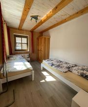 kleineres Schlafzimmer Ferienwohnung unten