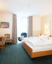 Doppelzimmer
Unsere Doppelzimmer bieten viel Platz für eine erholsame Auszeit. Mit ihrer warmen Atmosphäre sind sie ideal für Paare oder Alleinreisende, die etwas mehr Raum genießen möchten.