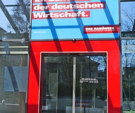 Außenwerbung - Ladenbeschriftung Eingangsverkleidung. Produziert von Breitenbach Werbetechnik aus Heilbronn.