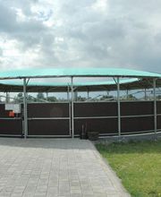Führanlage mit Laufflächenüberdachung und Verkleidung mit Platten
