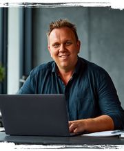 Maximilian Braig am Laptop bei der Arbeit
