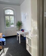 Pausenraum für Teilnehmer mit einem Tisch und mehreren Stühlen
