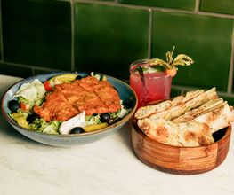 Unsere Salate bringen wir Dir mit unserem Original veganen Mauritius Dressing. - und hausgemachtem Pizzabrot an den Tisch
