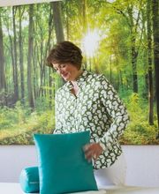 Vorbereitung der Behandlungsliege mit Kissen und Lagerungshilfen im Therapieraum von Physiotherapie Birkhoff. Das Bild steht für Sorgfalt, Patientenkomfort und individuelle Physiotherapie Magdeburg.