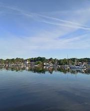 Ein See. Im Hintergrund sind angedockte Boote zu sehen.