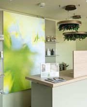 Rezeption mit Naturkosmetik von I WANT YOU NAKED im WALD SPA im BEECH Resort Plauer See