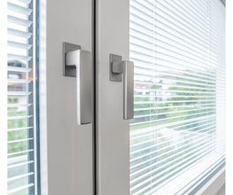 Ein Fenster, das vierfachen Schutz bietet! Vor Sonne, Wärmeverlust, Lärm und neugierigen Blicken. Entdecke jetzt unsere vielseitigen Verbundfenster auf https://bit.ly/3Lilp4z .
#internorm #fenster #Verbundfenster #haustüren #türen