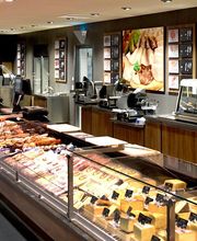 Frischetheke
Wählen Sie aus einer großen Auswahl an köstlicher Wurst, würzigem Käse und saftigem Fleisch. Sehr gerne erfüllen wir Ihnen auch alle Ihre Sonderwünsche. Oder Sie nehmen sich an unserer heißen Theke einen leckeren Snack mit auf die Hand. Bei der Wahl des passenden Produkts und der Zubereitung stehen Ihnen unserer Mitarbeiter beratend zur Seite.