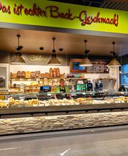Bäckerei und Bake-off-Shop
Echte Heide-Bäcker backen echt lecker! Kross splittern die Brötchen der Bäckerei Meyer im Vorkassenbereich. Beim Anblick der Brote mit goldbrauner Kruste läuft uns das Wasser im Mund zusammen. Freuen Sie sich auf herzhaftes Brot aus natürlichem Sauerteig und süßes Feingebäck. Baguettes, belegte Brötchen, Brezeln, Snacks oder Torten und Kuchen – lecker!