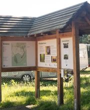 Die Infotafel am Parkplatz gibt einen Überblick über den Wald und die FriedWald-Idee.