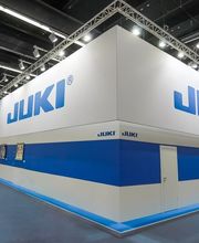 Mit hochwertigen Messebau-Produkten, innovativen Drucklösungen und maßgeschneiderten Konzepten setzen wir Marken perfekt in Szene.