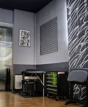 OMEN Lab Tattooraum mit moderner Graffiti-Wandgestaltung, bestehend aus abstrakten, weißen Linien.