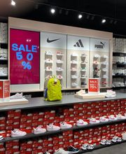 Schuhabteilung im Store Köln. Abgebildete Produkte, Preise, Aktionen und Verfügbarkeiten können je nach Zeitpunkt und Standort variieren.