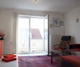 Referenzobjekt Der Eigentümer hat die 3-Zi.-Whg. einige Zeit persönlich ohne Erfolg angeboten. Die Fa. KIR übernahm den Verkauf und fand ohne Werbemaßnahmen sofort einen neuen Besitzer aus dem vorgemerkten Kundenstamm.
