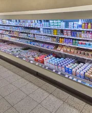 Molkereiprodukte
Genieße eine große Vielfalt an leckeren Produkten aus der Milch. Natürlich gibt es bei uns besten Käse, schmackhaften Joghurt und himmlischen Puddings sowie Desserts. Daneben findest du eine Auswahl aus Milch-Drinks, Kefir, Quark und Schmalz.