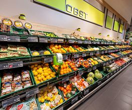 Obst und Gemüse
So frisch, so gut: Unsere Obst- und Gemüseabteilung ist ein Fest für alle Sinne. Immer der Nase nach geht es zu den frischesten Kräutern und Früchten. Gesund, leicht, lecker und immer öfter in bester Bio-Qualität. Stillen Sie Ihren Beeren-Hunger mit den süßen Früchtchen von Stüvens aus Hanstedt. Auch der Früchtemann aus Buxtehude liefert köstliche Naturschätze aus nachhaltigem Obstanbau. Eine Extraklasse unter den Bio-Produkten sind unsere Demeter-Produkte. Wussten Sie, dass die Demeter-Landwirte noch weitaus höhere Bio-Standards erfüllen als die Richtlinien des EU-Bio-Siegels?