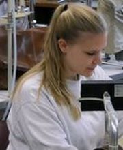 Die Kerschensteinerschule bietet ein breites Angebot von über 30 Berufsausbildungen in verschiedenen Fachrichtungen, inklusive Vollzeit-, Teilzeit- und Blockunterricht. Die Schule beherbergt zudem ein Technisches Gymnasium mit Fokus auf Angewandte Naturwissenschaften, das Schülerinnen und Schülern in drei Jahren auf das Abitur vorbereitet. Absolventen haben die Chance, Zusatzprüfungen in Chemisch-Technischer Assistenz, Physikalisch-Technischer Assistenz oder Pharmazeutisch-Technischer Assistenz abzulegen.
Die Kerschensteinerschule zeichnet sich durch motivierte Lehrer mit umfangreicher Berufserfahrung aus und legt großen Wert auf Qualität durch pädagogische Teams im Lernfeldunterricht. Zudem sind die Einrichtungen der Schule, einschließlich Werkstätten, Labors und PC-Räume, auf dem neuesten Stand der Technik.