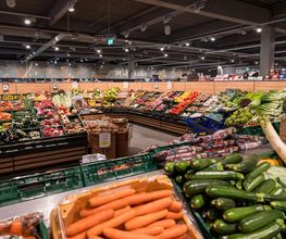 OBST UND GEMÜSE
Beim Obst und Gemüse erhalten wir jeden Tag frische Lieferungen und bieten Ihnen das Beste aus der Region und Saison an! Sie finden in der Auswahl auch einige Demeterprodukte und natürlich viele Waren in bester Bio-Qualität. Daneben offerieren wir exotische und Schalenfrüchte sowie eine große Auswahl an Kräutern – für Frische und Würze in Ihrem Essen. Nutzen Sie gerne auch unsere Saftpresse – frisch, fruchtig, lecker!