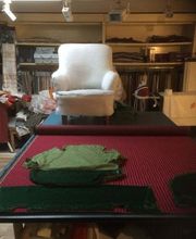 Martin Otto Thie Raumgestaltung Inh. Aline Sander e.K. Arbeitsschritt einer Sesselaufarbeitung: Bezug entfernt, neue Polsterung vorbereitet. Handwerkliche Arbeitsschritte im Polsterprozess mit Stoffauswahl.