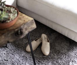 Zapatillas-beige-mesa-alfombra-2.jpg