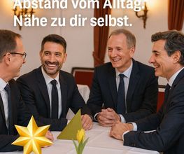 Vier lachende Männer, Treffen der Dodona Loge beim vertrauensvollen Austausch.