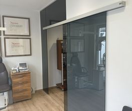 Glasschiebetüre in Bürotrennwand.JPEG