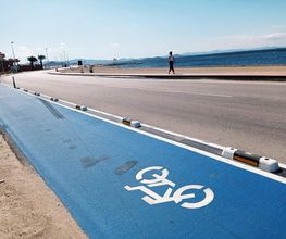 Nuestro separador de carril bici está fabricado de plástico 100% reciclado. Donde gracias a utilizar el PVC como materia prima conseguimos una mayor resistencia.