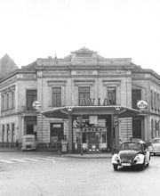 Eine historische Aufnahme der Tankstelle an der Rosentraße in Oldenburg. Die Architektur und die Fahrzeuge vermitteln ein authentisches Bild der Vergangenheit der Stadt.