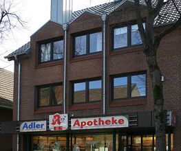 Aussenansicht der Adler-Apotheke OHG