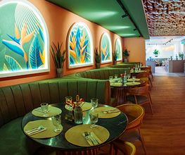 We are Mauritius, gutes Essen schmeckt noch besser, wenn man es teilt! Lachen, anstoßen, genießen – genau so geht ein perfekter Tag im Mauri. Ob mit der Crew, der Family oder deinem Lieblingsmenschen – hier dreht sich alles um gemeinsame Genussmomente.