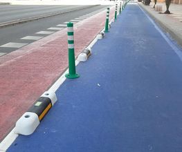 Nuestro separador de carril bici está fabricado de plástico 100% reciclado. Donde gracias a utilizar el PVC como materia prima conseguimos una mayor resistencia.